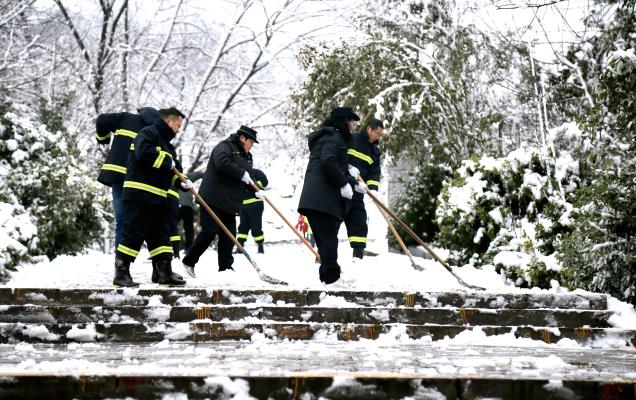 他們?cè)谛袆?dòng)一一除雪
