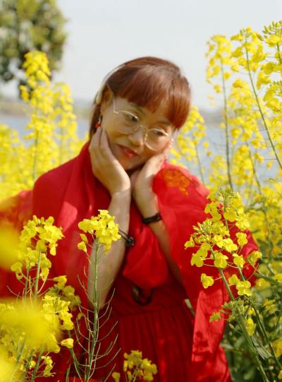 她在花海中。。。。。。
