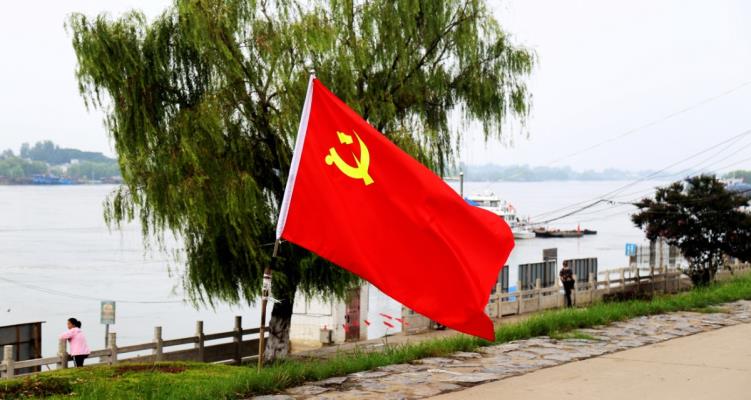 黨在我們心中一一淮河（田家庵）大堤，有一群黨員、青年志愿及社會各界群眾，他們舍小家、保大家冒高溫、戰雨季日以繼夜地堅守防訊第一線，他們的精神值得我們學習和贊揚！！！