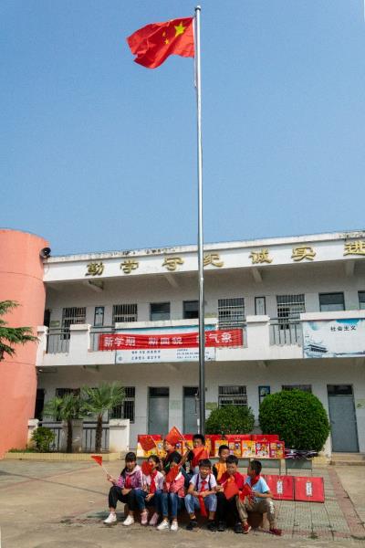心系貧困留守兒童，國慶.中秋攝影師二道河小學(xué)獻(xiàn)愛心