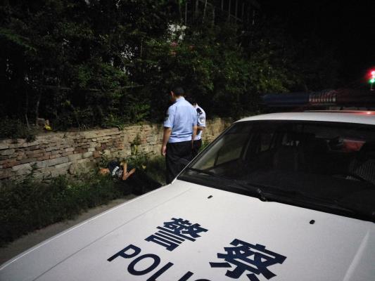 醉漢路邊呼呼大睡，警察看護聯系家人