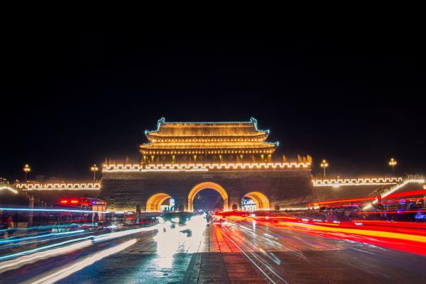 中秋明月照古城，安居樂業豐收年。