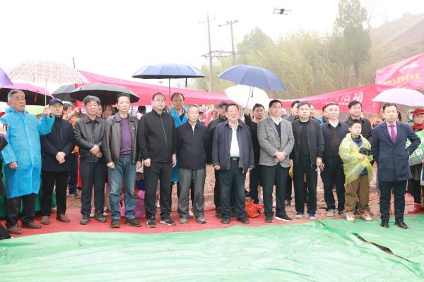 淮南工人文化宮舞蹈隊參加全市愛心公益植樹暨文藝匯演活動