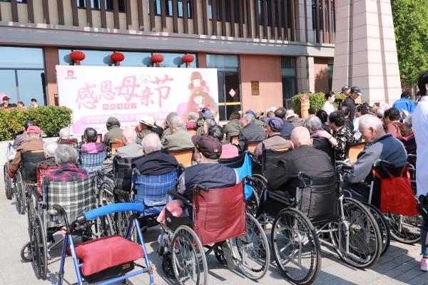 淮南工人文化宮舞蹈隊母親節(jié)公益匯演側(cè)記