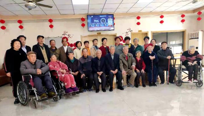 田區(qū)老年大學(xué)校長趙迎光帶領(lǐng)京劇月琴班慰問麗園老年公寓