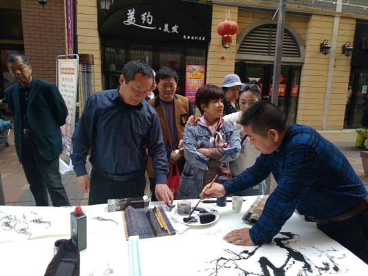 淮南新華書店萬(wàn)達(dá)金街閱＋共享書店舉辦慶祝五四青年節(jié)書畫活動(dòng)