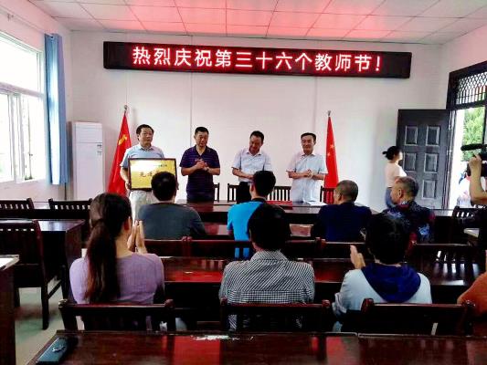 壽縣雙廟集鎮領導深入學?？赐繂柦搪毠? title=
