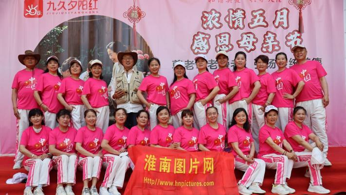 花鼓燈舞進(jìn)九久夕陽(yáng)紅老年公寓