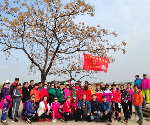 在女神節到來之際，淮南聯合健康運動群徒步八公山大裂谷山里人家南塘水庫有氧運動，跟大自然擁抱爬山逛村莊戲水與快樂同行