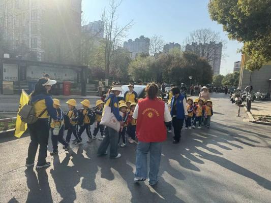 田家庵區朝陽街道銀鷺社區關工委攜手幼兒園開展“綠書簽”活動
