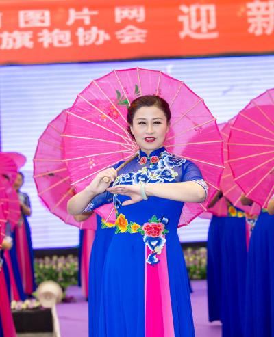 年會(huì)旗袍美女