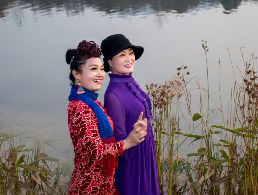 濕地拍美女
