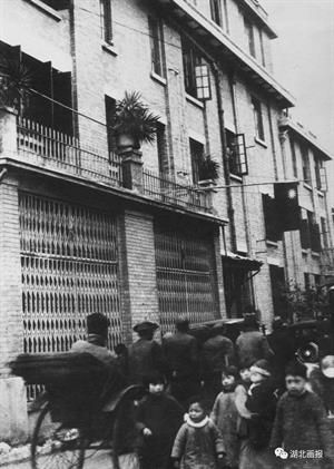 1937年12月至1938年10月,周恩來、董必武、秦邦憲、葉劍英、鄧穎超、王明等在這里領(lǐng)導(dǎo)中共中央長江局和八路軍武漢辦事處,廣泛開展抗日統(tǒng)一戰(zhàn)線工作.jpg 1937年12月至1938年10月,周恩來、董必武、秦邦憲、葉劍英、鄧穎超、王明等在這里領(lǐng)導(dǎo)中共中央長江局和八路軍武漢辦事處,廣泛開展抗日統(tǒng)一戰(zhàn)線工作.jpg