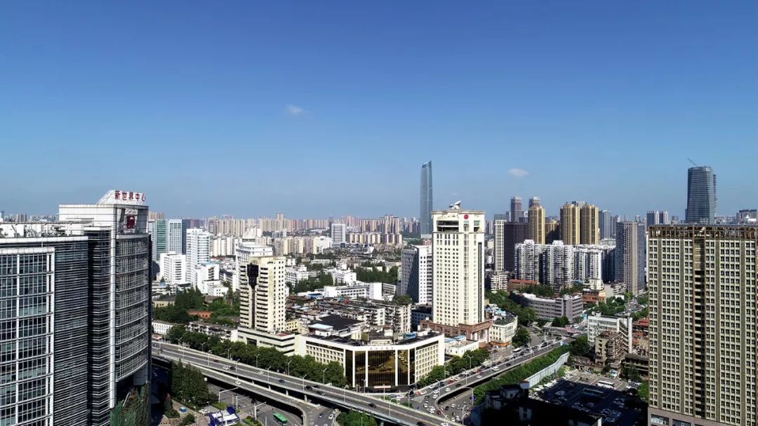 2018年8月,漢口航空路立交橋上車輛不僅多了N倍,旁邊的高樓房屋也多得數(shù)不清.jpeg 2018年8月,漢口航空路立交橋上車輛不僅多了N倍,旁邊的高樓房屋也多得數(shù)不清.jpeg