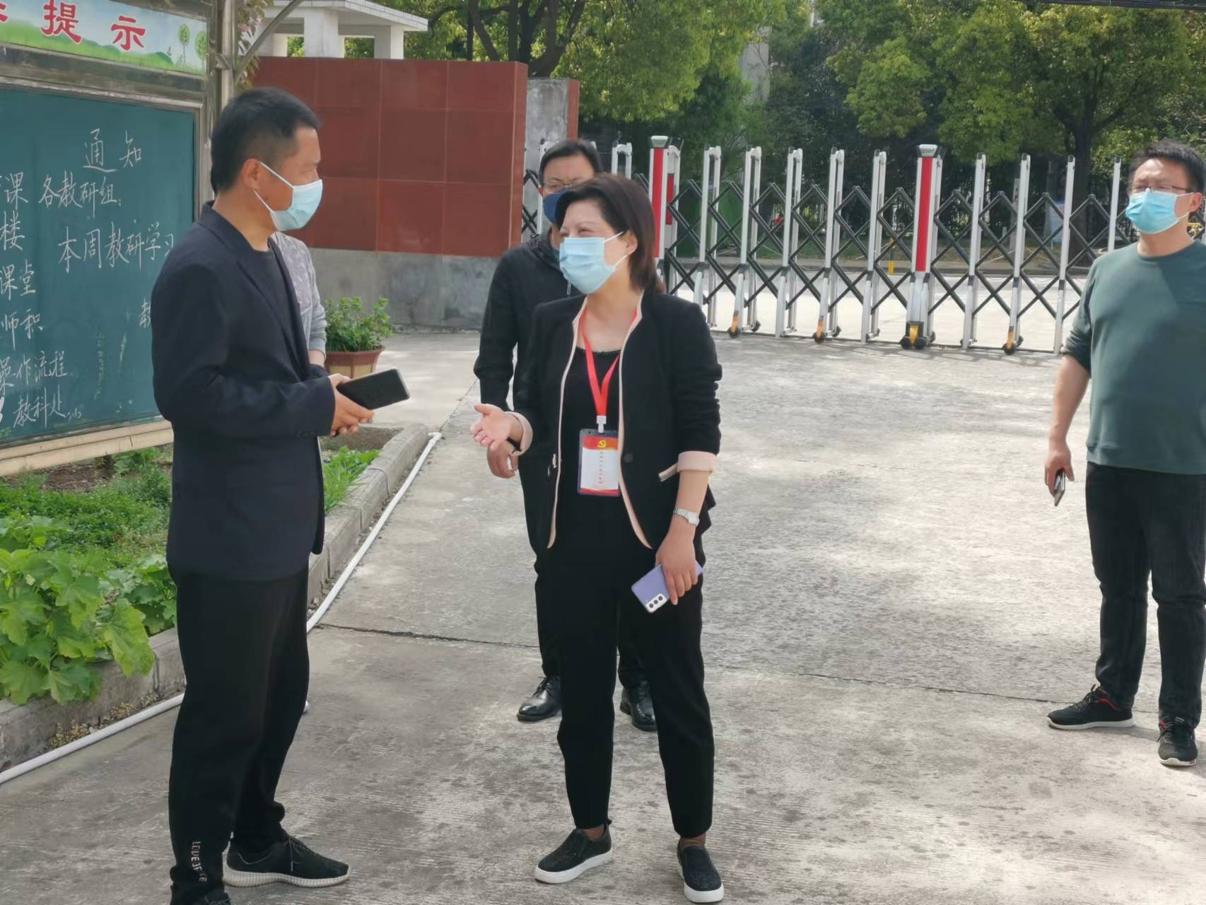 3-1市教體局紀檢監察組楊燕組長（中）督查我校疫情防控工作.jpg
