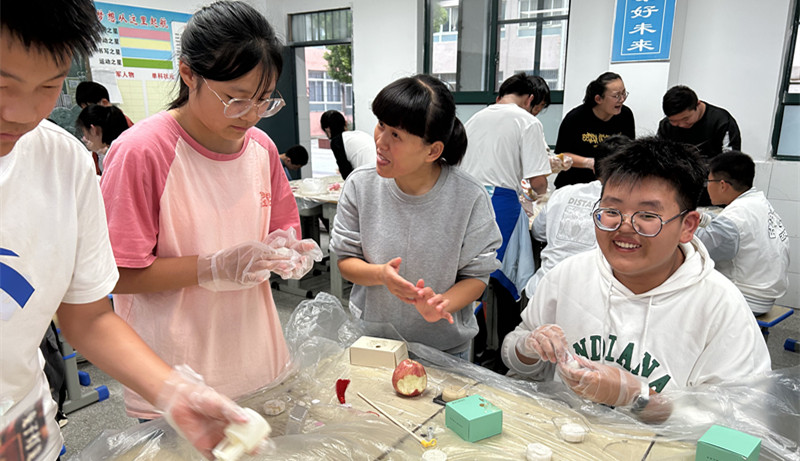 6-2同學們在“我們的節日·中秋節”主題勞動實踐活動中親手做月餅.jpg