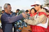 4000件愛心衣送到工地農民工拍手歡迎  —— 淮南市紅十字會向淮南東站工地轉贈軍訓服