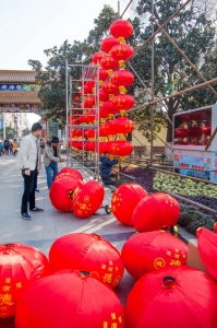 大紅燈籠掛起來(lái)！
